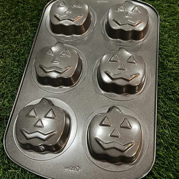 Wilton 6 count Halloween - Pumpkin - Muffin Or Mini Cake Pan - Picture 3 of 5